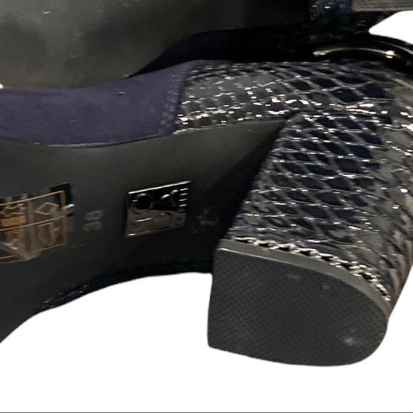 Moda in Pelle Leather ankle boots. Blue. Chain detailing. EUC - Picture 13 of 14